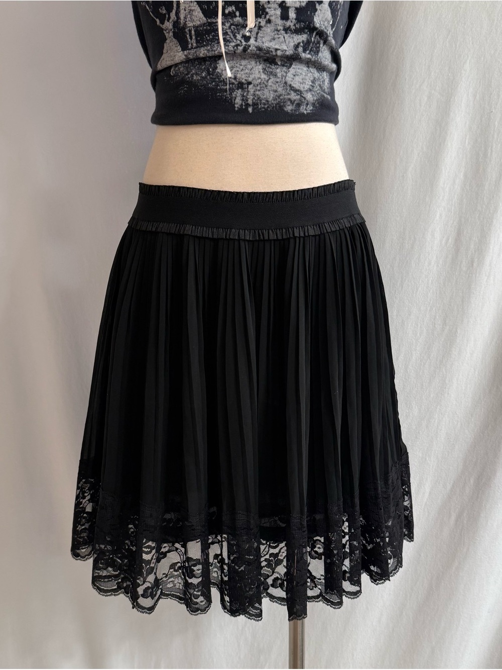 Y2K Black Pleated Lace Trim Skirt